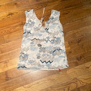 Women’s North Face shirt